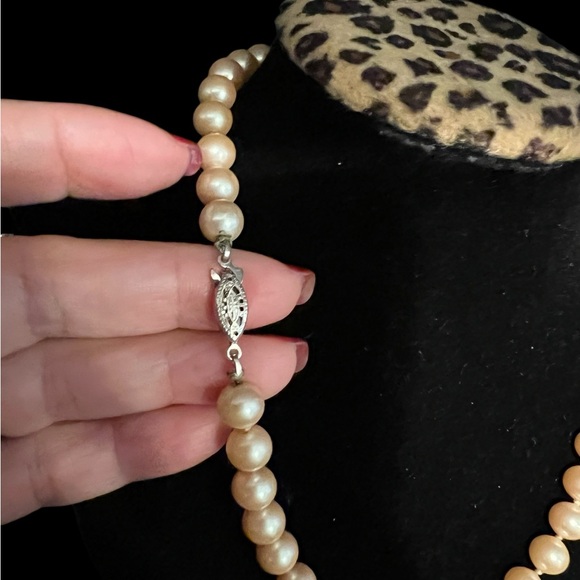 Elegant Gold faux Pearl Necklace - Picture 3 of 4